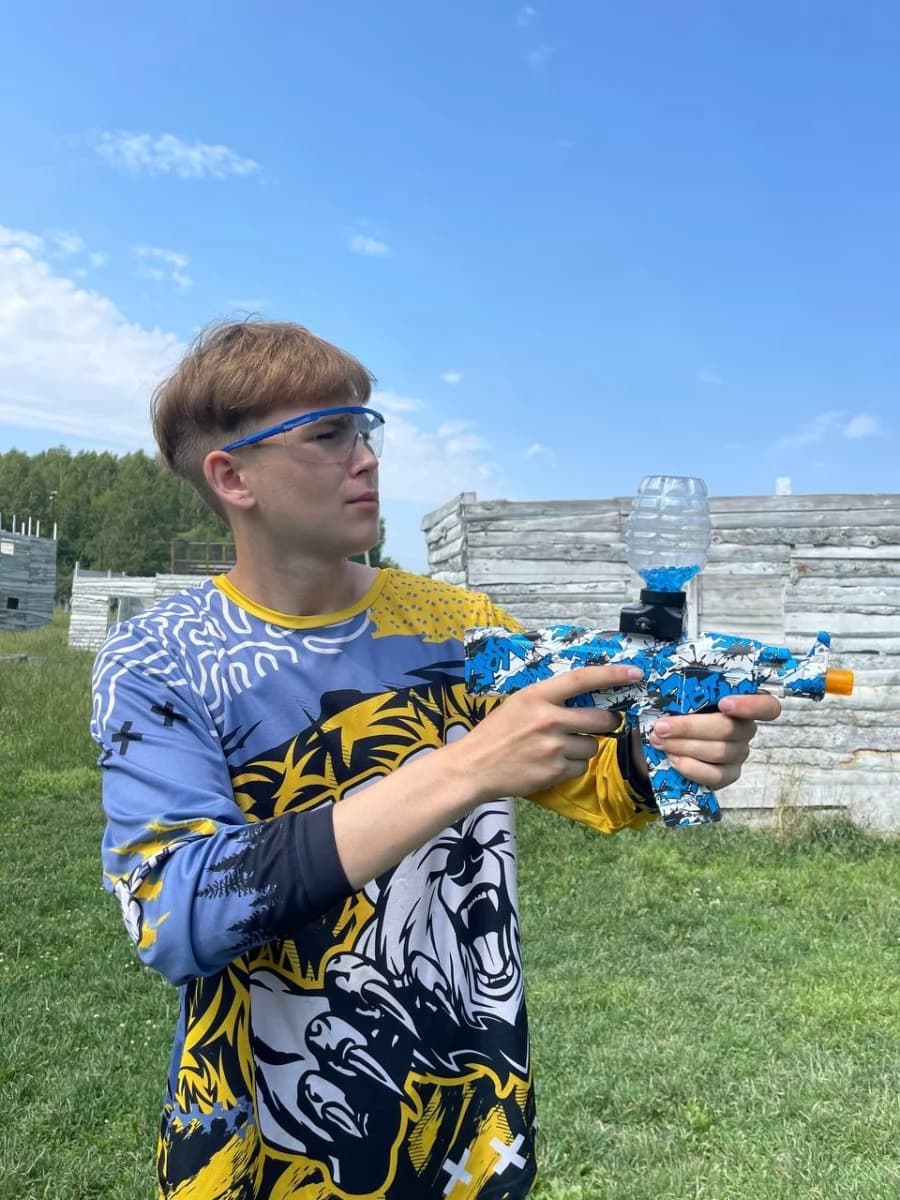 Взрослый игрок с гидробольным бластером на полигоне СТВОЛ