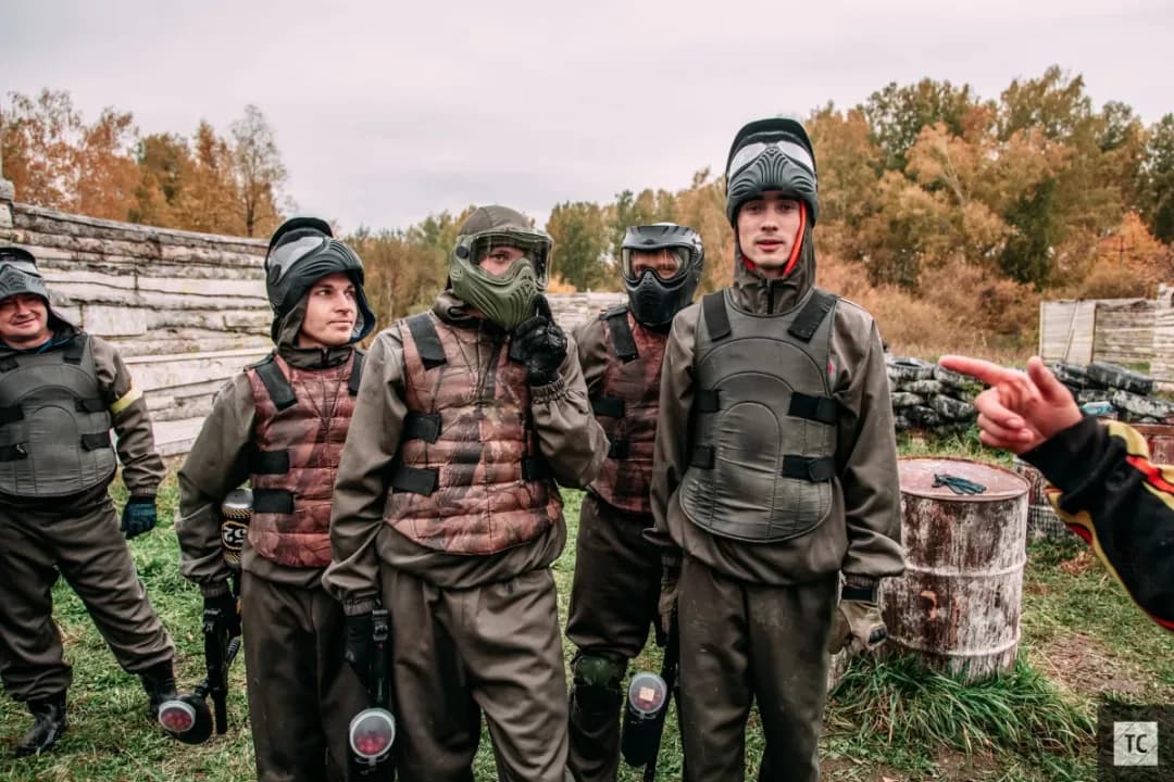 Команда слушает инструктаж перед игрой в пейнтбол